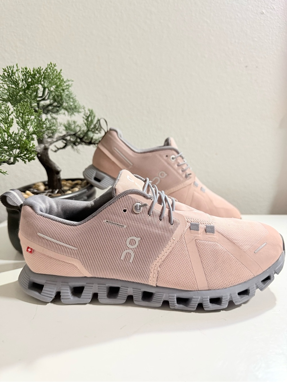 On Running cloud 5 Women size 8.5 waterproof sneakers in Blush Pink and Gray - Picture 2 of 11